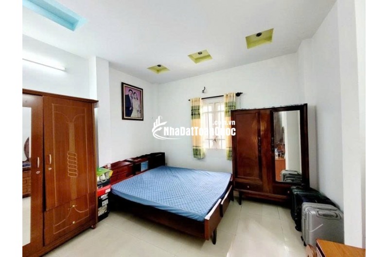 Bán nhà Phường Thủ Đức, đường Hồ Văn Tư, 110m2, 3 tầng, 4PN, sổ hồng, giá 5.7 tỷ. LH: 0933125879